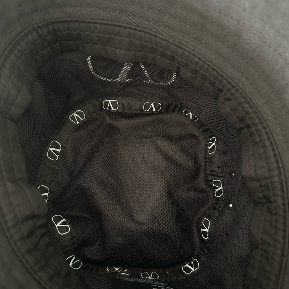 Valentino Garavani Black Bucket Hat with White Logo & Patch - Picture 4 of 7
